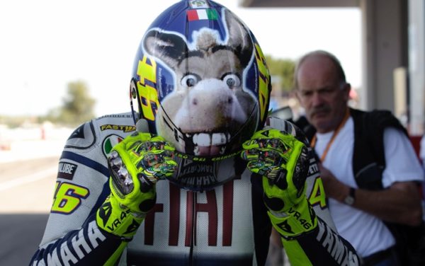 15_valentino_rossi_casco_asino_2009