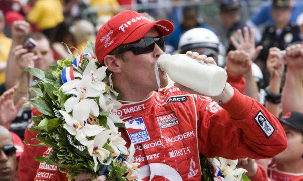 Scott Dixon beve il latte del vincitore alla 500 Indy 2008