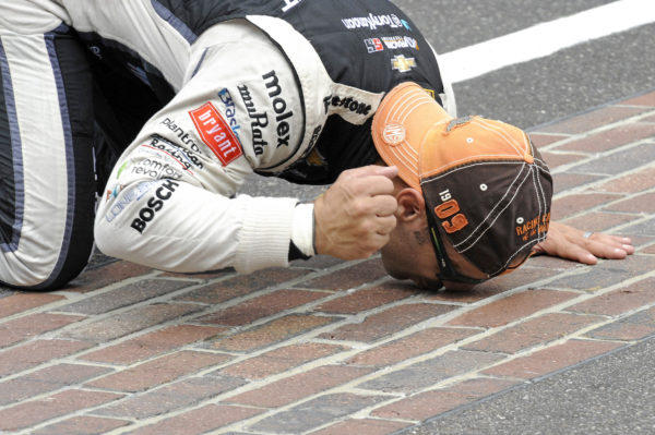 Tony Kanaan bacia, da vincitore, la brickyard nel 2013