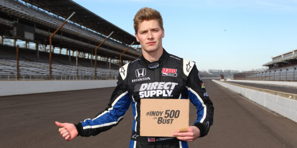 Josef Newgarden gioca a fare l'autostop a Indianapolis