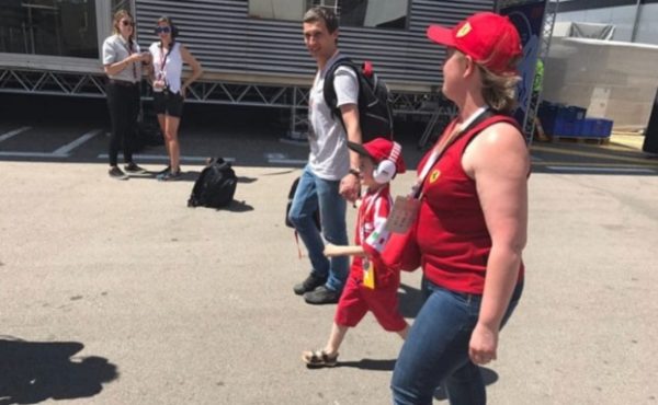 video-formula-1-kimi-raikkonen-si-ritira-un-piccolo-fan-si-dispera-in-tribuna-foto-con-iceman-004