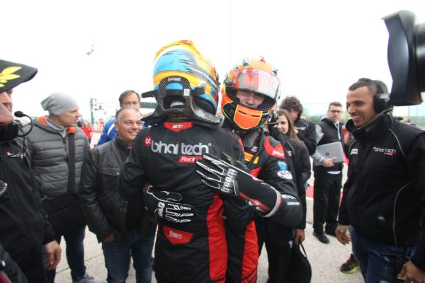 Lorenzo Colombo abbraccia il compagno di team Sebastian Fernandez