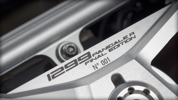 panigale_final-edition_2018_studio_fe_z10_gallery_1920x1080-mediagallery_output_image_1920x1080