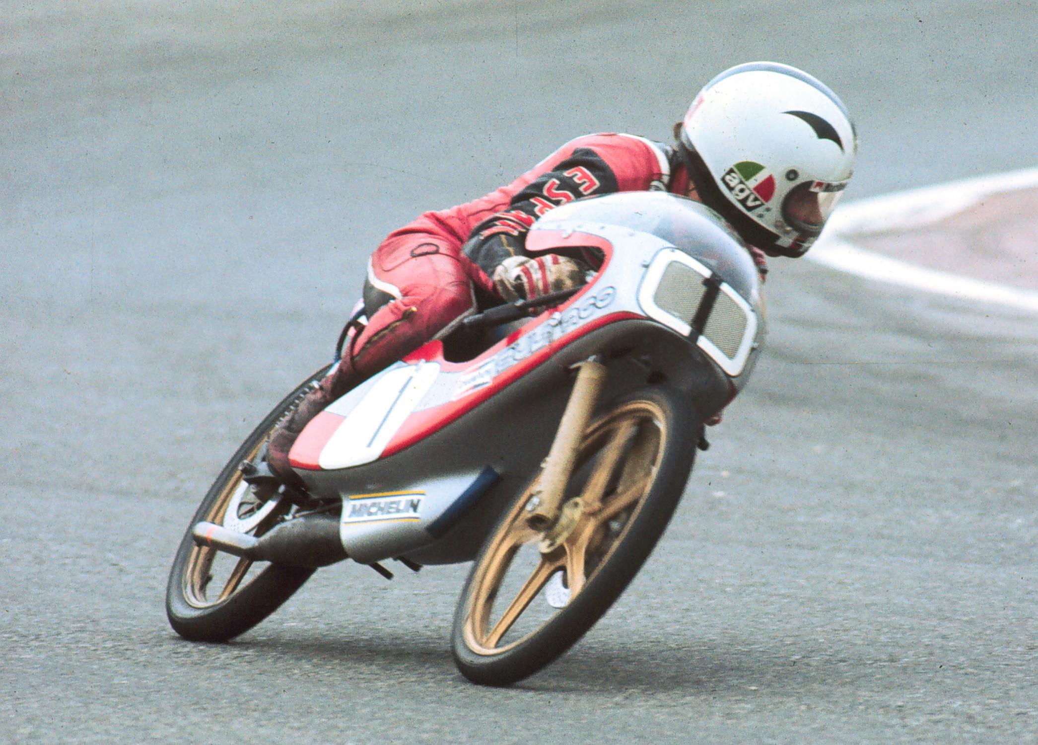 Buscar el límite de una moto de carreras, y ver dónde se acaba, terminar controlando ese tema... es una tranmisión corporal muy emocionante, es una sensación de límite que nunca he sentido con otra cosa. Muy difícil de explicar...