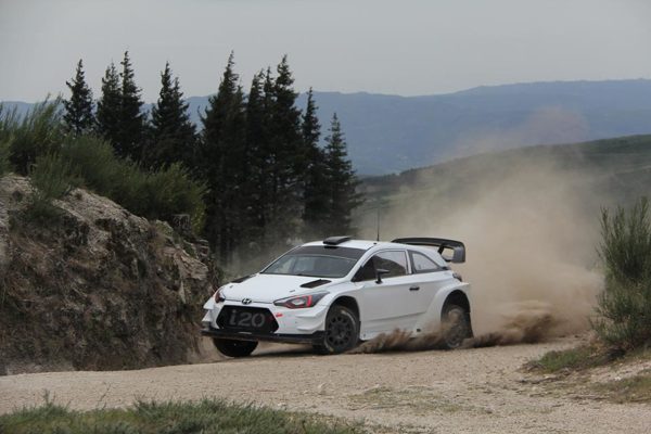 Andreas Mikkelsen al volante della i20 WRC durante un test privato