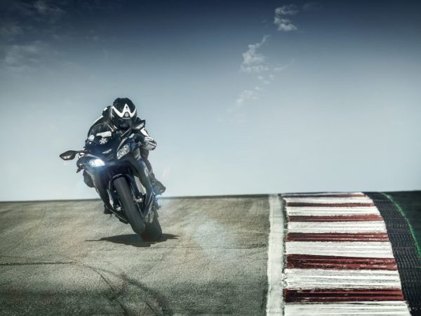 kawasaki-ninja-zx-10rr-2018-1-4-712x534