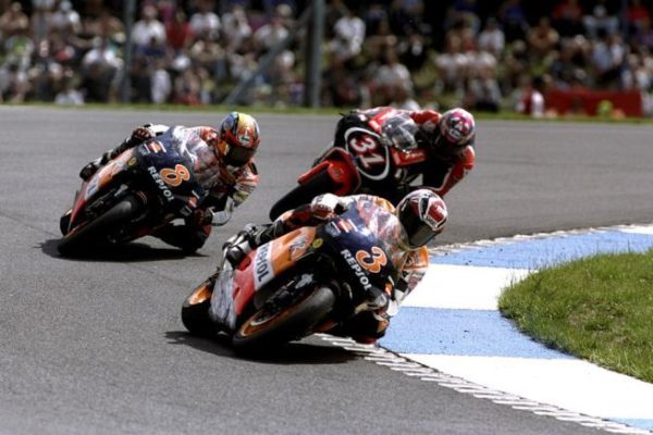 alex-criville-leads-31-tetsuya-harada-8-tadayuki-okada-british-gp-donington-park-1999