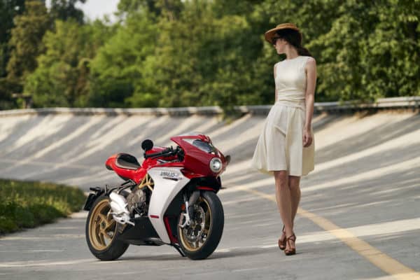 superveloce-800-red-grey-ambient-5