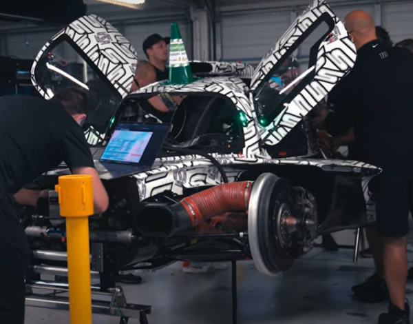 Macchina col cappello