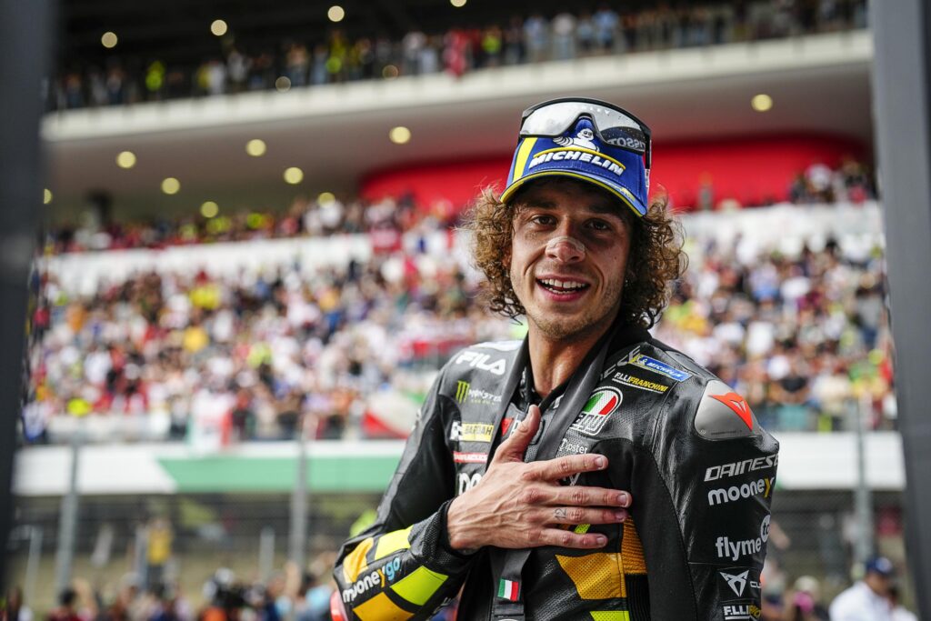 Bezzecchi: "Non ho la stessa moto di Pecco, ma spero vi abituiate a vederci lottare"