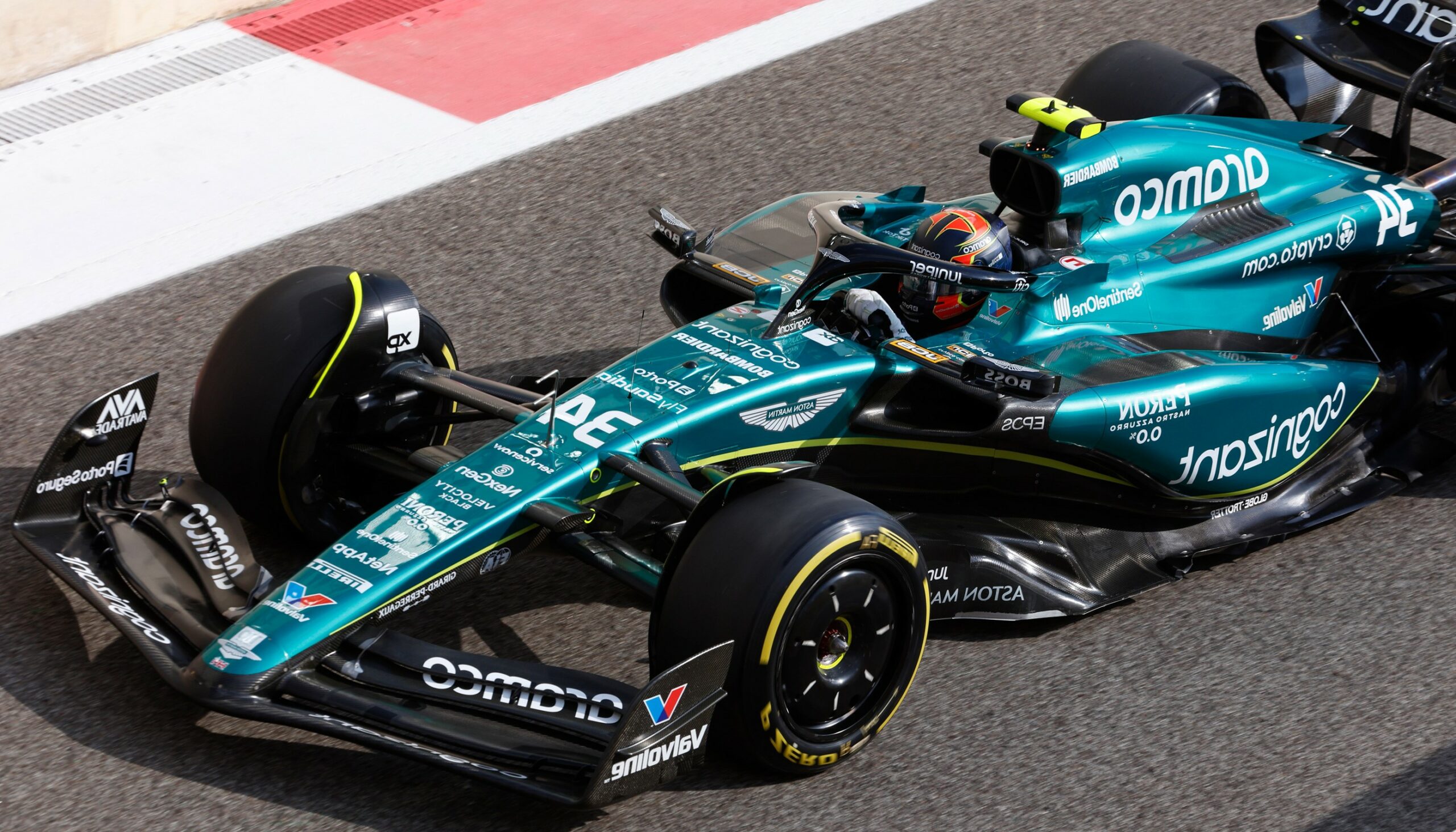 Aston Martin AMR23 ad Abu Dhabi. Immagine specchiata