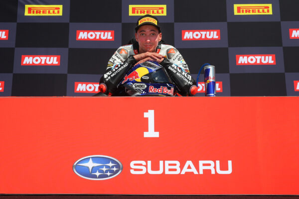 Gara 2 del round portoghese del mondiale Superbike sul circuito di Portimao è stata un'altra entusiasmante corsa che ha visto come protagonisti Niccolò Bulega e Toprak Razgatlioglu, vincitore della gara della domenica dopo sorpassi e controsorpassi con il #11. Terzo posto per l'altra Ducati ufficiale di Alvaro Bautista