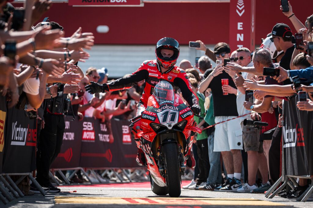 Monologo di Niccolò Bulega in Gara 1 di Superbike ad Assen, sul primo gradino di un podio tutto italiano completato da Locatelli e Petrucci