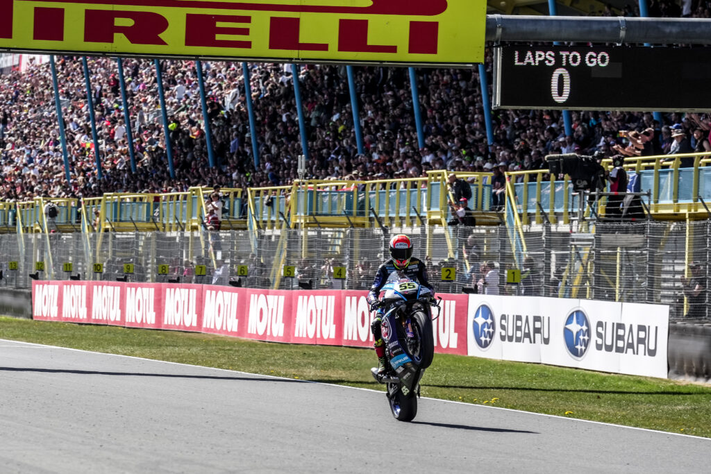 Gara 2 del mondiale Superbike ad Assen vede Locatelli conquistare il suo primo successo, dopo il ritiro di Bulega per problemi tecnici