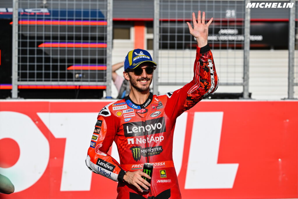 Bagnaia centra il successo a Motegi nonostante lo spavento per una perdita di olio dalla sua GP25, con cui ha ritrovato il feeling vincente