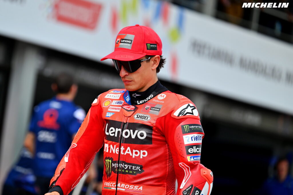 "I legamenti della clavicola sono rotti, a Madrid valuterò se operarmi" afferma Marquez dopo l'infortunio rimediato nella caduta con Bezzecchi